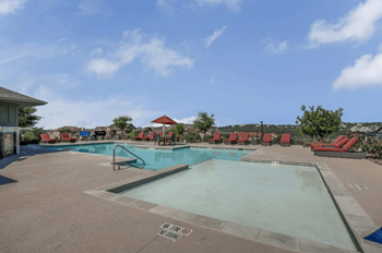 sparkling pool at Overlook at Stone Oak, san Antonio
